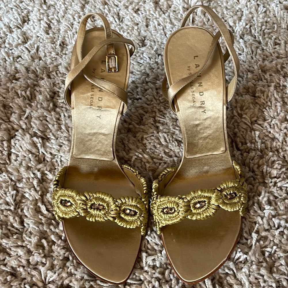 Laundry by Shelli Segal Gold size 10M vintage heels
